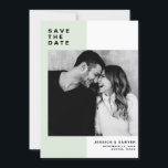 Minusfarbblock mit modernem Typografie-Foto Save The Date<br><div class="desc">Miniaturfarbblock mit modernem Typografie-Foto Ankündigung Datum freihalten. Individuell anpassbare Save the Date mit moderner Typografie mit Minz- und Weißblockhintergrund. Dieses moderne Save the Date ist perfekt für jedes Hochzeitsthema geeignet. Andere Farben sind verfügbar.</div>