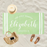 Minze Green Girls Weekend Personalisierter Name Strandtuch<br><div class="desc">Das personalisierte Strandtuchdesign für einen Mädchenwochenende bietet einen eigenen Vornamen in modernen Schriften,  gerahmt von Küstenstreifen,  mit eigenem Text für den Anlass. Die Farbe Grün der Farbe kann geändert werden. Bitte besuchen Sie unseren Shop für weitere Farboptionen.</div>