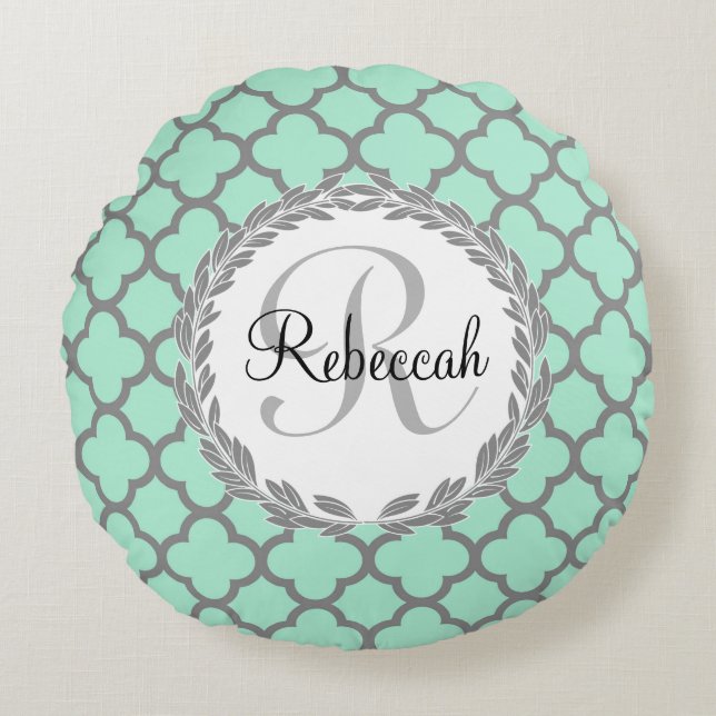 Minze Green Gray Quatrefoil Name Mit Monogramm Lau Rundes Kissen (Vorderseite)