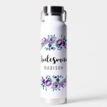 Minze & Lila Blumenkranz Hochzeitsfrau Trinkflasche<br><div class="desc">Mint & Lila Blumenkranz Wasserfarbe Hochzeit Personalisierte Bridesmaid Mason Jar Tasse mit hübscher Rose und Blume und lustigen modernen Brush Schriftart. Karo meinen Shop,  um die gesamte Hochzeitssuite für dieses Design zu sehen!</div>