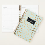 Minze und Gold Glitzer Dots Jahr und Name Planner Planer<br><div class="desc">Beginnen Sie Ihr Jahr auf dem rechten Fuß mit diesem personalisierten und schicken Wochen- und Monatsplaner mit einem Muster von Imitaten Gold Glitzer Punkte auf einem blassen,  minzigen aqua Hintergrund. Vergessen Sie nicht,  die Vorderseite mit dem Jahr und dem Namen Ihrer Wahl anzupassen!</div>