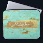 Minze und Marmor mit Gold Foil und Glitzer Laptopschutzhülle<br><div class="desc">Mint Aquamarin Blau und Marmor mit Gold Foil und Glitzer Elegant Monogram Name Case. Dieser Fall kann auf Ihren Vornamen angepasst werden.</div>