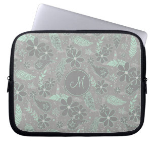 minzgraues boho-Blumenfedern-Muster mit Monogramm Laptopschutzhülle