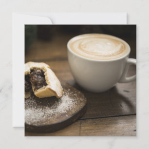 Minzkuchen und cremiger Latte-Kaffee