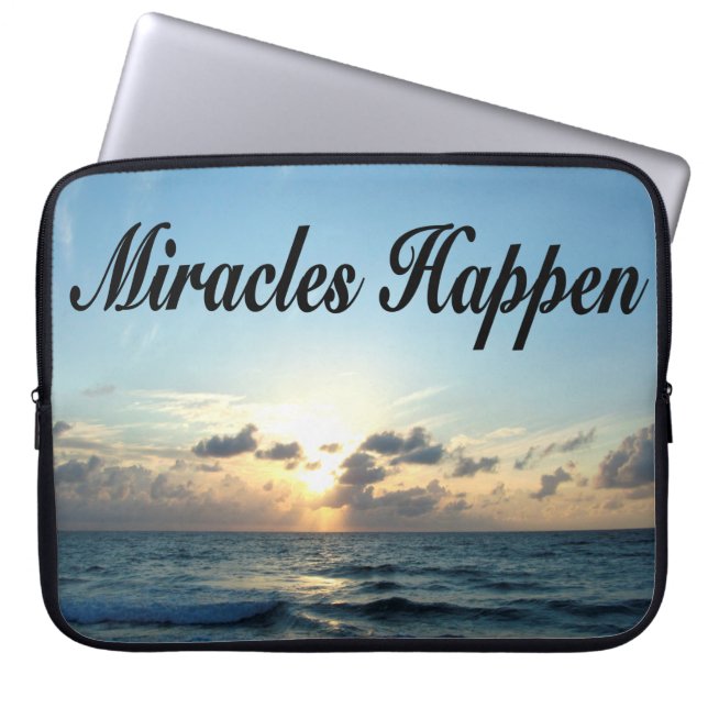 MIRACLES HAPPEN LAPTOPSCHUTZHÜLLE (Vorderseite)