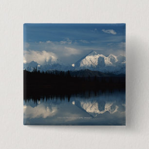 Mirror See-Horizont mit Wald u. Snowy-Bergen Button