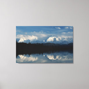 Mirror See-Horizont mit Wald u. Snowy-Bergen Leinwanddruck