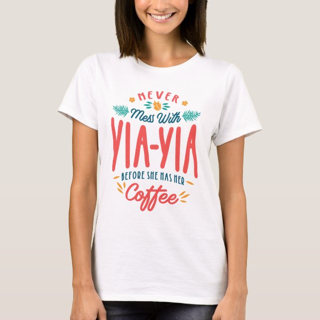 Misch dich nie mit Yia-Yia, bevor sie ihren Kaffee T-Shirt (Vorderseite)