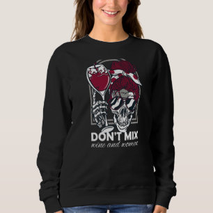 Mische Wein und Skelettfrauen nicht Glas Sweatshirt