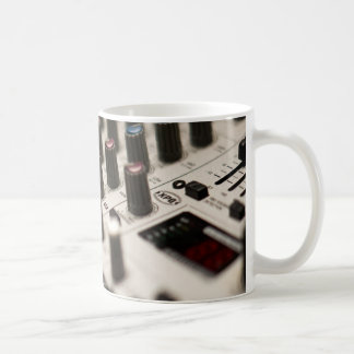 Mischende Brett-Nahaufnahme Kaffeetasse
