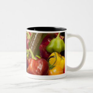 Mischfarben und Arten der Paprikaschoten Zweifarbige Tasse