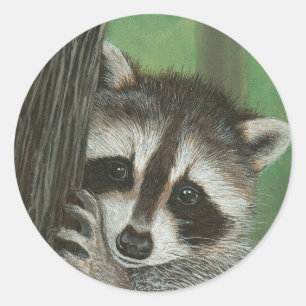 Mischief Raccoon auf einem Baumaufkleber Runder Aufkleber