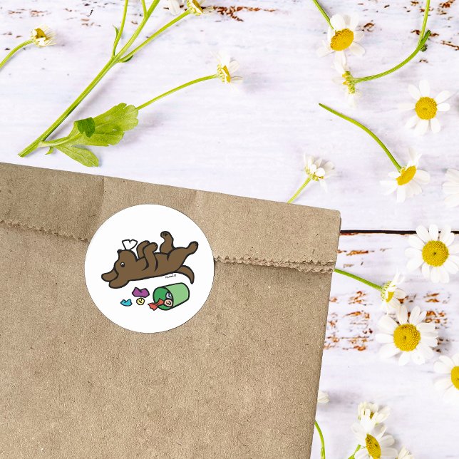 Mischous Chocolate Labrador Side Eye Runder Aufkleber (Funny Side Eye Chocolate Labrador Cartoon Sticker for Labrador Owners.  Created by Naomi Ochiai.)