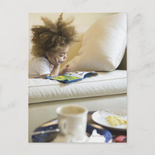 Mischrassejungen-Lesebuch auf Sofa Postkarte