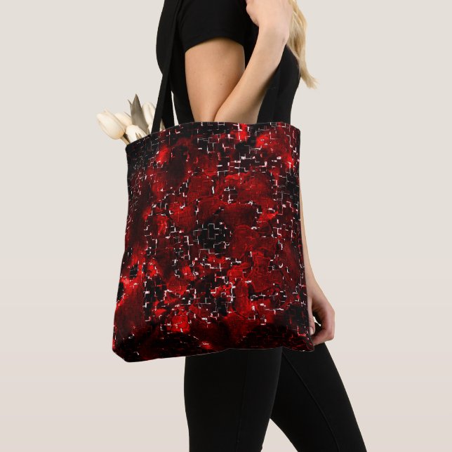 Mischung von roten Blütenblättern und roten Blüten Tasche (Von Nahem)