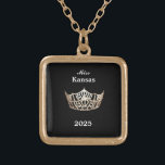 Miss America Style Crown Vergoldete Kette<br><div class="desc">Die goldene und quadratische Kette mit schwarzem Hintergrund hat in der Mitte ein Bild einer glänzenden Miss America-Krone in Gold. Nur auf Vorderseite. Text von Seitenname und Datum. Ideal auch für ehemalige Königshäuser und Hostessen! Sie können diese Halskette mit dieser Vorlage anpassen, um die Beispielinformationen in Ihre eigene zu ändern....</div>