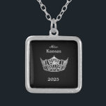 Miss America Style Crown Versilberte Kette<br><div class="desc">Silber plattiert und in quadratischer Form mit schwarzem Hintergrund, hat diese hübsche Halskette in der Mitte ein Bild einer glänzenden Miss America-Krone in Silber. Nur auf Vorderseite. Text von Seitenname und Datum. Ideal auch für ehemalige Königshäuser und Hostessen! Sie können diese Halskette mit dieser Vorlage anpassen, um die Beispielinformationen in...</div>