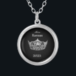 Miss America Style Crown Versilberte Kette<br><div class="desc">Die silberfarbene,  runde Kette mit schwarzem Hintergrund hat in der Mitte ein Bild einer glänzenden Miss America-Krone in Silber. Nur auf Vorderseite. Text von Seitenname und Datum. Ideal auch für ehemalige Königshäuser und Hostessen! Sie können diese Halskette mit dieser Vorlage anpassen,  um die Beispielinformationen in Ihre eigene zu ändern.</div>