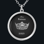 Miss America Style Crown Versilberte Kette<br><div class="desc">Die silberfarbene, runde Kette mit schwarzem Hintergrund hat in der Mitte ein Bild einer glänzenden Miss America-Krone in Silber. Nur auf Vorderseite. Text von Seitenname und Datum. Ideal auch für ehemalige Königshäuser und Hostessen! Mittlere Größe angezeigt. Sie können diese Halskette mit dieser Vorlage anpassen, um die Beispielinformationen in Ihre eigene...</div>