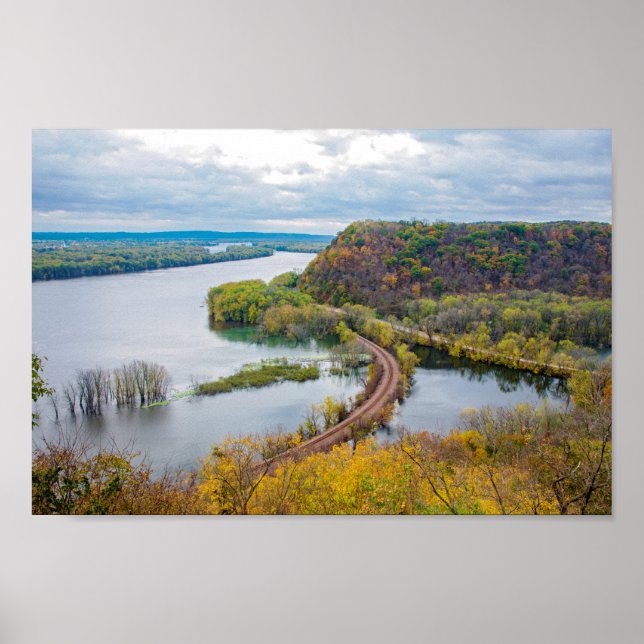 Mississippi River und Wooded Bluffs Poster (Vorne)