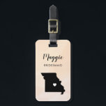 Missouri Map Gepäcktag, Begrüßungsfeier Gepäckanhänger<br><div class="desc">Diese Staat Gepäckanhänger machen die perfekte Geschenkmarke für Hochzeitsfeiern oder Begrüßungstags. Krawatte es auf die Geschenke der Braut anstelle eines typischen Geschenketiketts,  und sie können es für Monate und Jahre verwenden. Tags haben einen pfirsichfarbenen Aquarell-Hintergrund. Um das Herz an der Hochzeitsstelle zu platzieren,  verwenden Sie die Option "Weiter anpassen".</div>