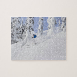 Mistie Fortin fährt durch Pulverschnee