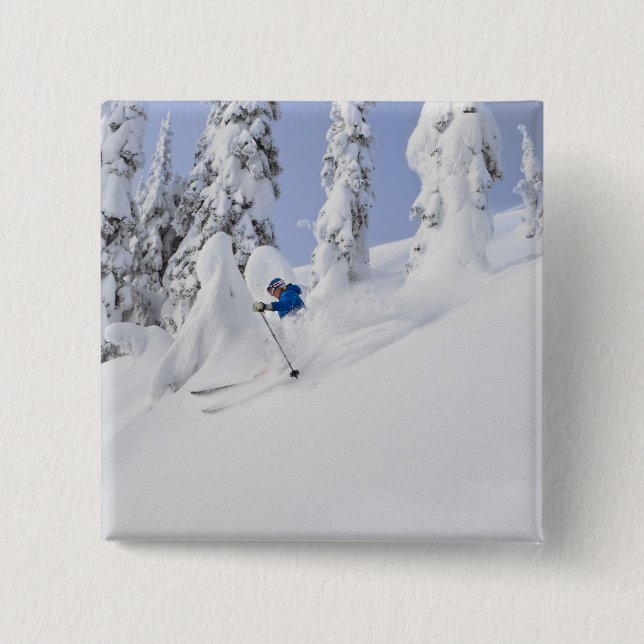 Mistie Fortin fährt Ski im Pulverschnee Button (Vorderseite)