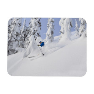 Mistie Fortin fährt Ski im Pulverschnee Magnet
