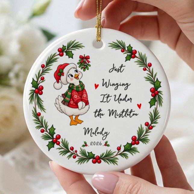 Mistletoe-Gans-Ornament 'Winging It' Keramik Ornament (Von Creator hochgeladen)