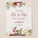 Mistletoe Manor Der neue Mr. & Mrs. Newlyweds Sherpadecke<br><div class="desc">Mistletoe Manor Watercolor Rose Design mit handgemalten Floralfarben, Holly Berry-Blätter, Pine Sprig Foliage und Watercolor Paint Brush Strokes. Farbenfrohe Marsala, Wein Merlot Rot, Burgund, Elfenbeincreme und Grün. Mit Wirbler Chic Typografie Pinsel Script Schriftart und elegante florale Top Border - The new Mr. & Mrs. Name etabliert & Datum, Monogram neu...</div>