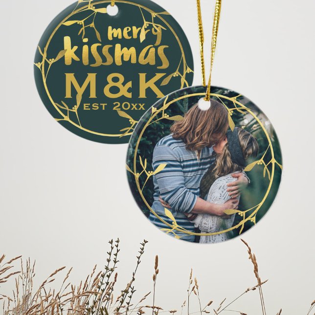 Mistletoe Wreath Foto Keramik Keramikornament (Pucker up and add your photo and initials to this Merry Kissmas ceramic ornament)