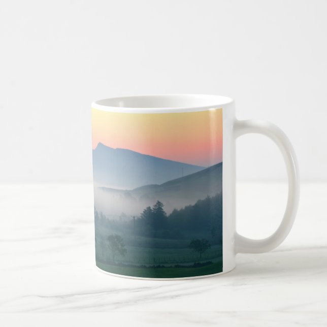Mistral am Morgen auf der Hadrians Wall Kaffeetasse (Rechts)