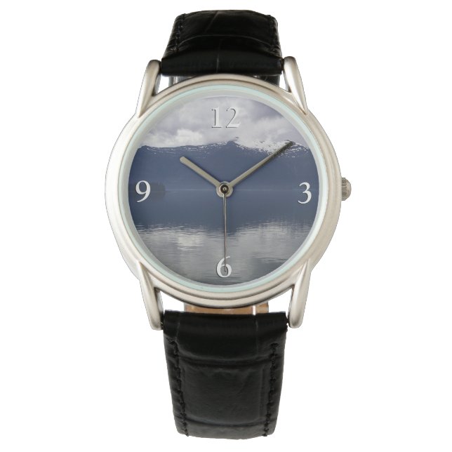 Misty Alaskan Sea in Shades of Blue Armbanduhr (Vorderseite)