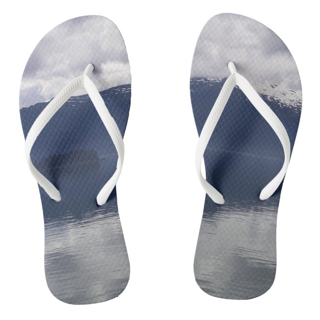 Misty Alaskan Sea in Shades of Blue Flip Flops (Fußbett)