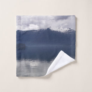 Misty Alaskan Sea in Shades of Blue Waschlappen