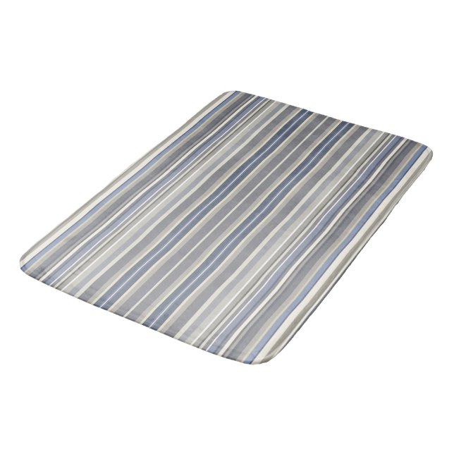 Misty Blue Gray Stripes Badematte (Schrägansicht)