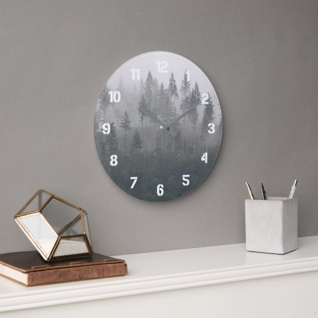Misty Evergreen Forest Landscape Große Wanduhr (Büro)