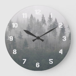 Misty Evergreen Forest Landscape Große Wanduhr
