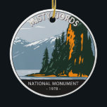 Misty Fjords National Monument New Eddystone Keramik Ornament<br><div class="desc">Misty Fjords Vektorgrafik Design. Das Denkmal,  das für seine ähnliche Geologie den Yosemite des Nordens genannt wird,  hat einen breiten,  hellen Granit,  der von Gletschern geformt wurde,  die tiefe U-förmige Tiefen schlugen.</div>