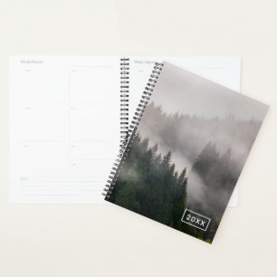 Misty Forest in den Bergen Planer