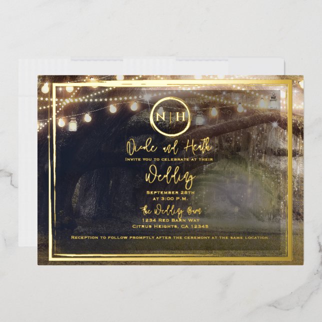 Misty Forest Lights Elegante Moderne Hochzeit Gold Folieneinladung (Briefumschlag)