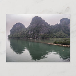 Misty Halong Bay Rock Forest Islands, Vietnam Postkarte