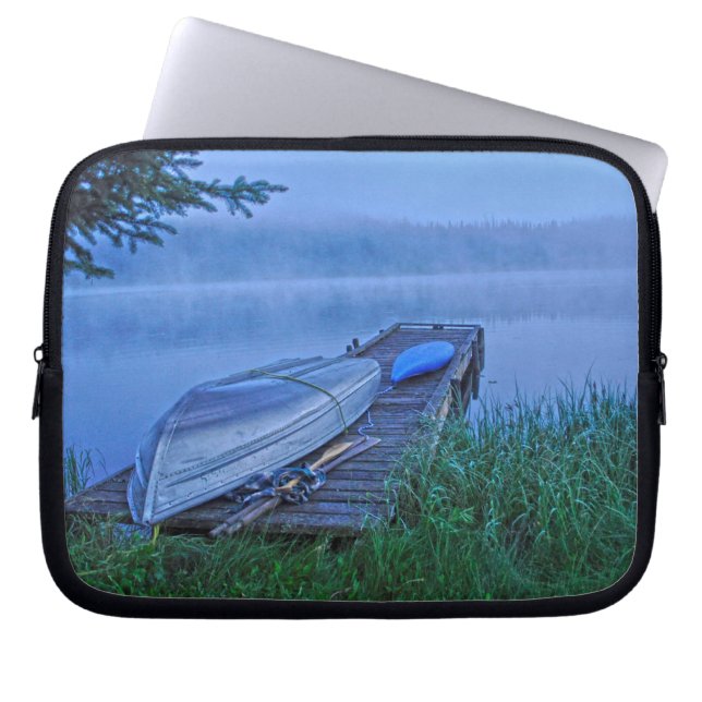 Misty Lake, Dock, Boat & Kayak Nature Scene Laptopschutzhülle (Vorderseite)
