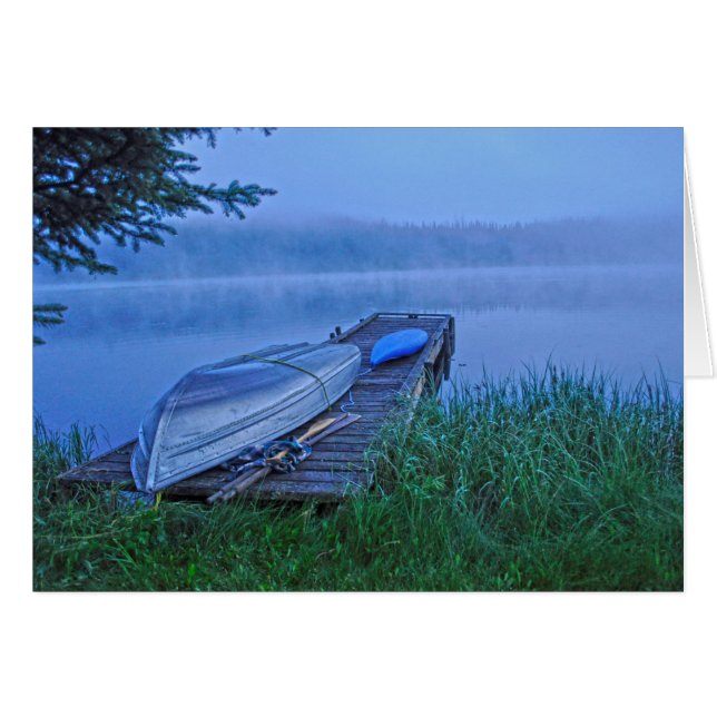 Misty Lake, Dock, Row Boat & Kayak Nature Scene (Vorderseite (Horizontal))