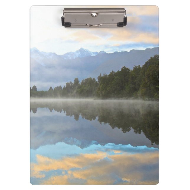 Misty Lake Trees Reflection Ruhige Lage Foto Klemmbrett (Vorderseite)