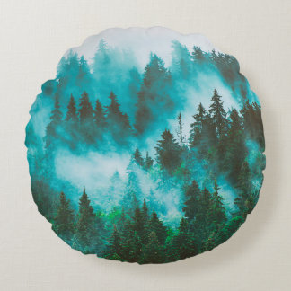 Misty nebelige Berglandschaft mit Tannenwald und Rundes Kissen