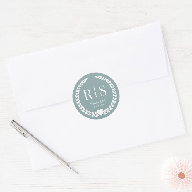 Misty Sage Blue Wedding Monogram Initials Runder Aufkleber (Umschlag)