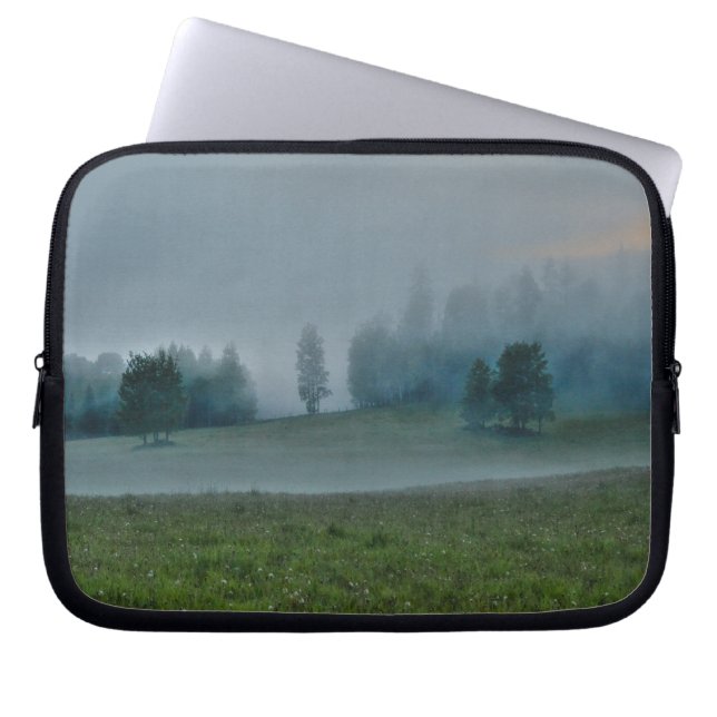 Misty Trees and Meadows 2 Naturfotografie Laptopschutzhülle (Vorderseite)