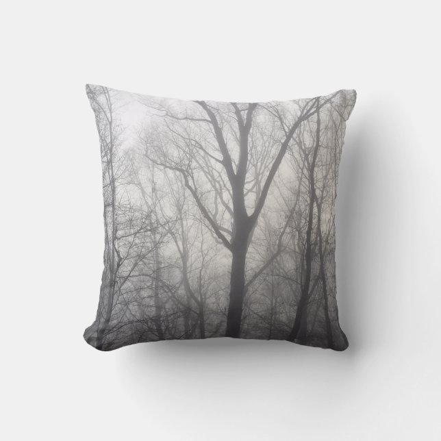 Misty Trees Gray Woodland Kissen (Vorderseite)