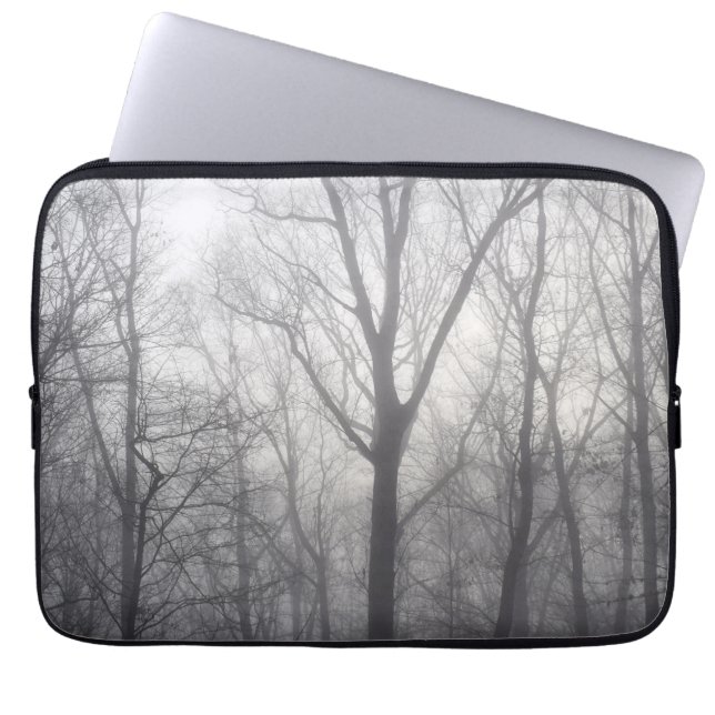 Misty Trees Gray Woodland Laptopschutzhülle (Vorderseite)